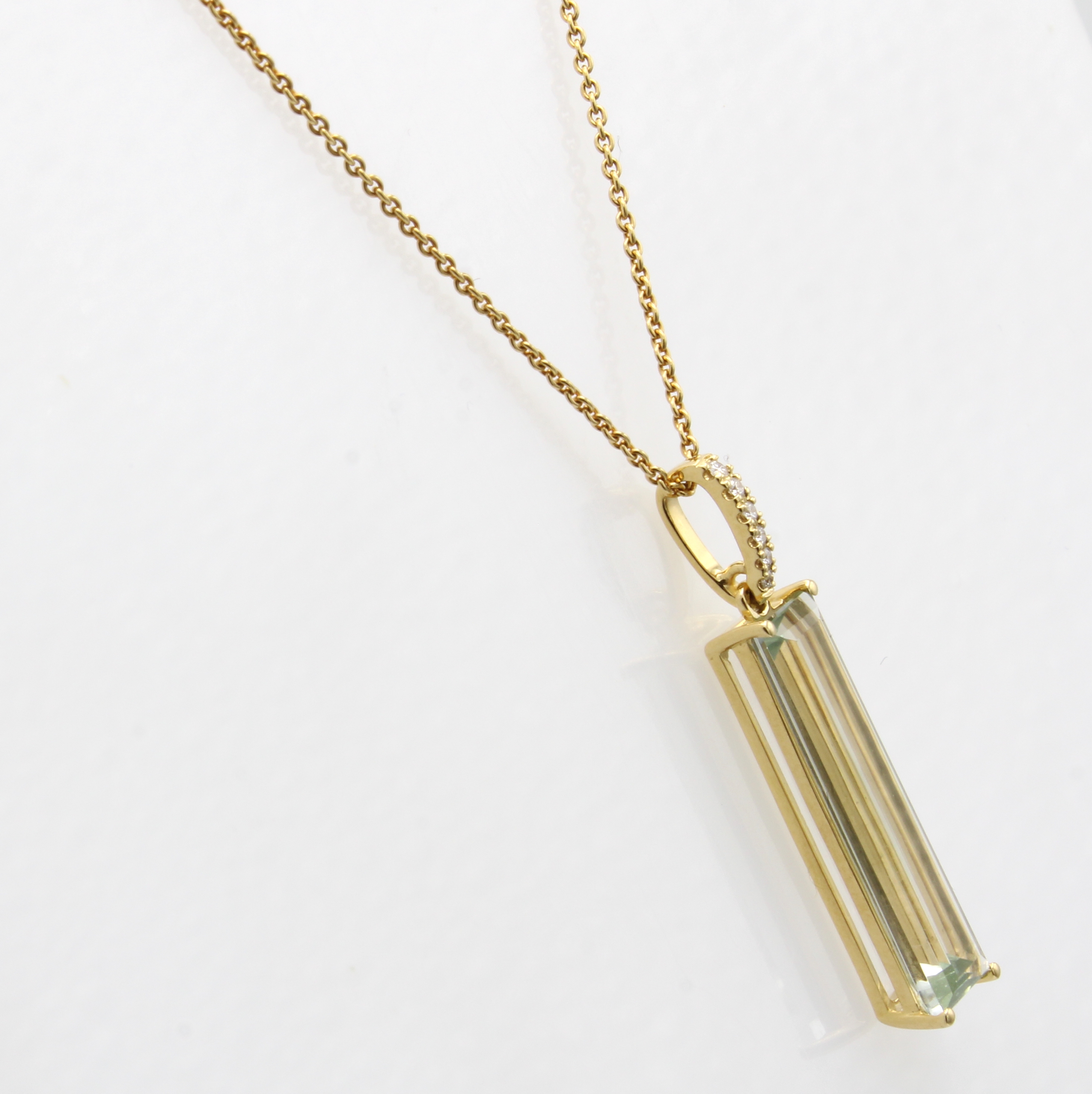 Image 27058573 - Anhänger mit Amethyst und Brillanten an Kette, GG 750/000, grüner Amethyst ca. 6 ct, 6 ...