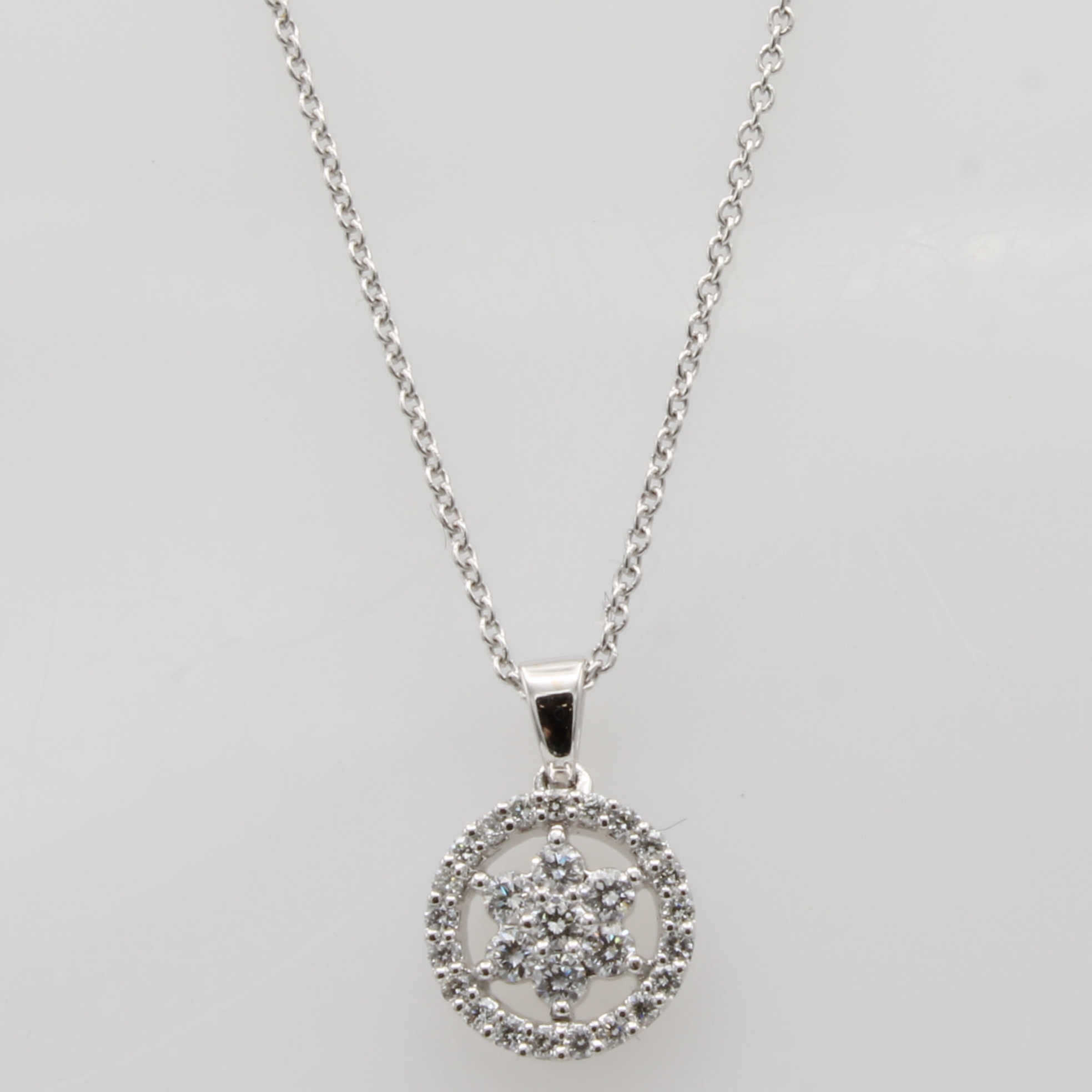 Image 27058579 - Anhänger mit Brillanten an Kette, WG 750/000, 28 Brill. zus. ca. 0.30 ct feines ...