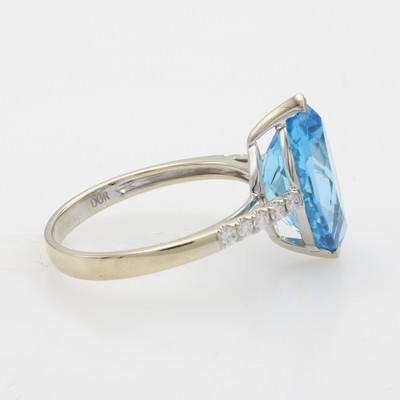 27058528a - Ring mit Blautopas und Brillanten, GG 750/000, Blautopasnavette (beh.) ca. 8.90 ct, 10 ...