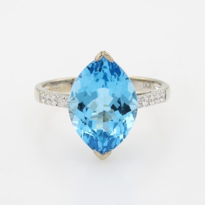 27058528b - Ring mit Blautopas und Brillanten, GG 750/000, Blautopasnavette (beh.) ca. 8.90 ct, 10 ...