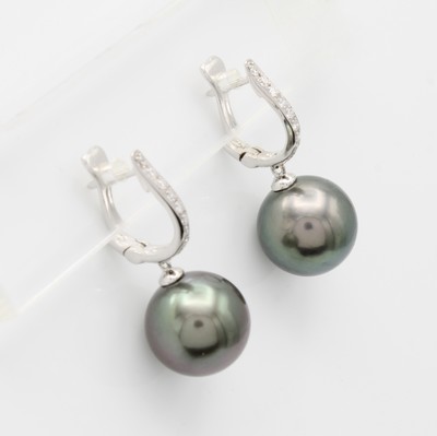 27058530a - Paar Ohrgehänge mit Tahitiperlen und Brillanten, WG 750/000, 2 dunkelgrüne Perlenca. ...