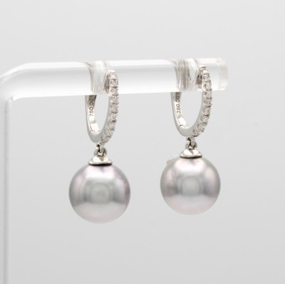 27058535a - Paar Klappcreolen mit Tahitiperlen und Brillanten, WG 750/000, 2 hellgraue Perlen ca. 9 ...