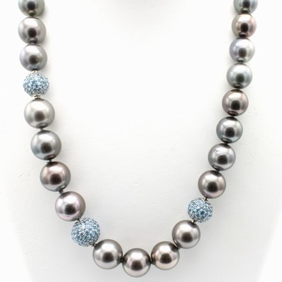 27058544a - Tahitiperlcollier mit drei Blautopaswechsel- schließen, WG 750/000, im Verlauf gearb., ...