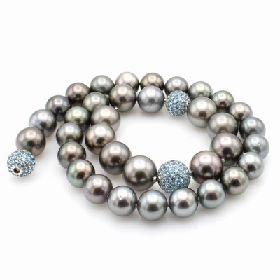 27058544b - Tahitiperlcollier mit drei Blautopaswechsel- schließen, WG 750/000, im Verlauf gearb., ...