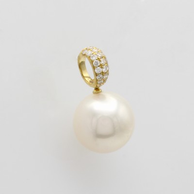 27058546a - Anhänger mit Perle und Brillanten, GG 750/ 000, weiße Süßwasserperle m. roséfarb. ...
