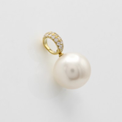 27058551a - Anhänger mit Perle und Brillanten, GG 750/ 000, weiße Süßwasserperle ca. 11 mm, 21 ...
