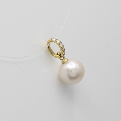 27058553a - Anhänger mit Perle und Brillanten, GG 750/000, weiße-crémefarb. Süßwasserperle ca. ...