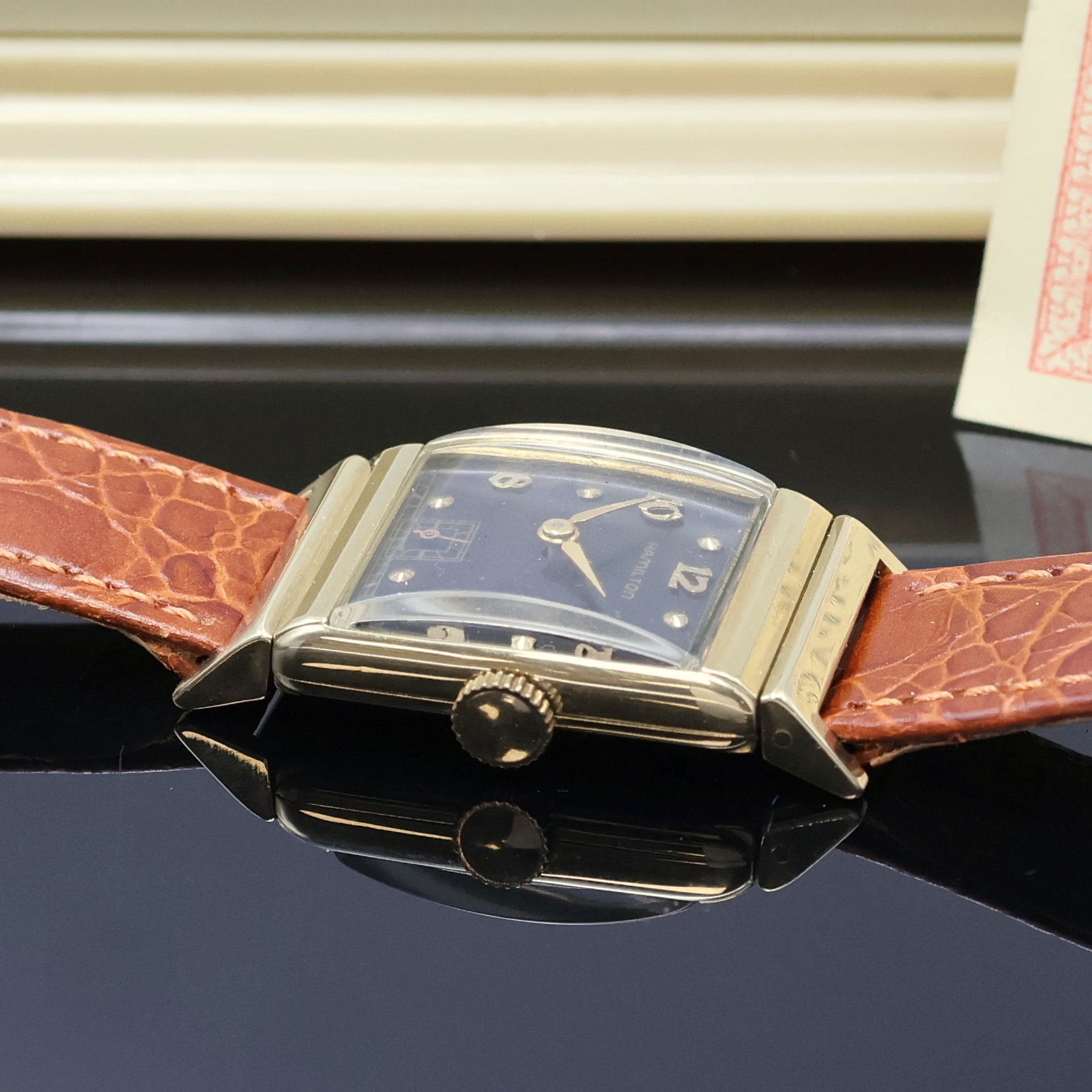Detail b: HAMILTON Armbanduhr in GG 585/000, USA um 1950, 2-teil., rechteckiges Geh., Boden m. Widmungsgravur aufgedr., schwarzes Zifferbl. rest., gold. ...
