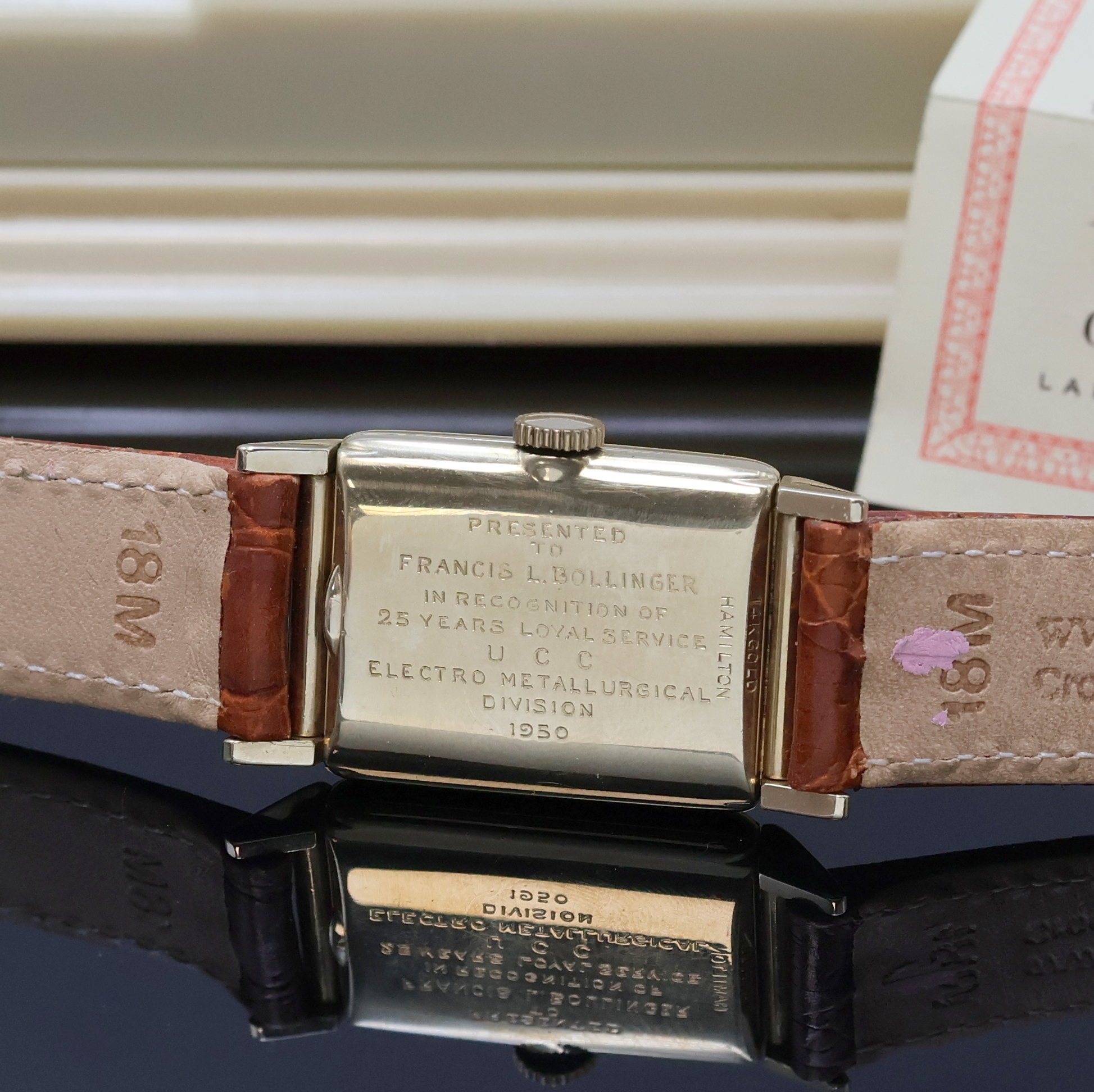 Detail c: HAMILTON Armbanduhr in GG 585/000, USA um 1950, 2-teil., rechteckiges Geh., Boden m. Widmungsgravur aufgedr., schwarzes Zifferbl. rest., gold. ...