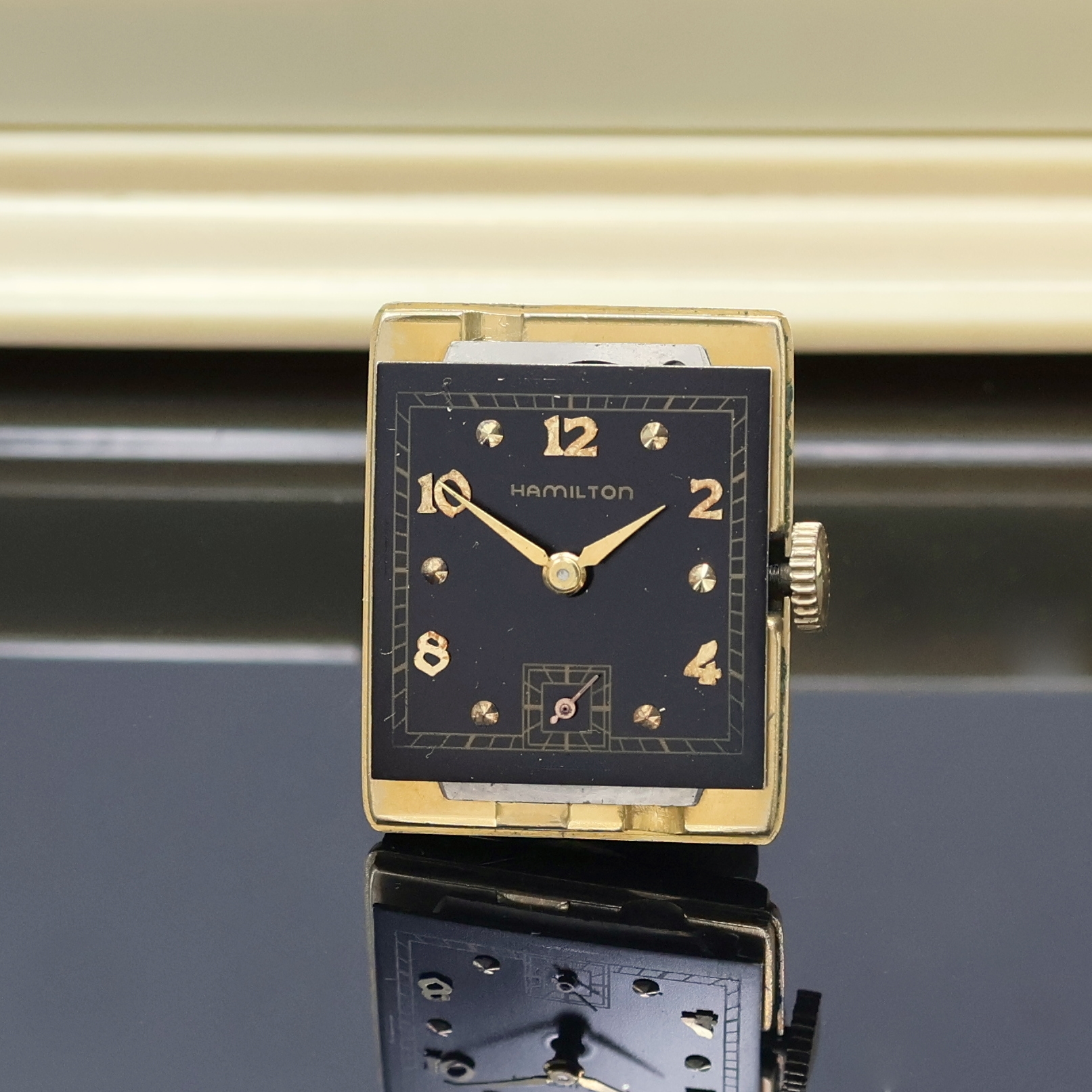 Detail d: HAMILTON Armbanduhr in GG 585/000, USA um 1950, 2-teil., rechteckiges Geh., Boden m. Widmungsgravur aufgedr., schwarzes Zifferbl. rest., gold. ...