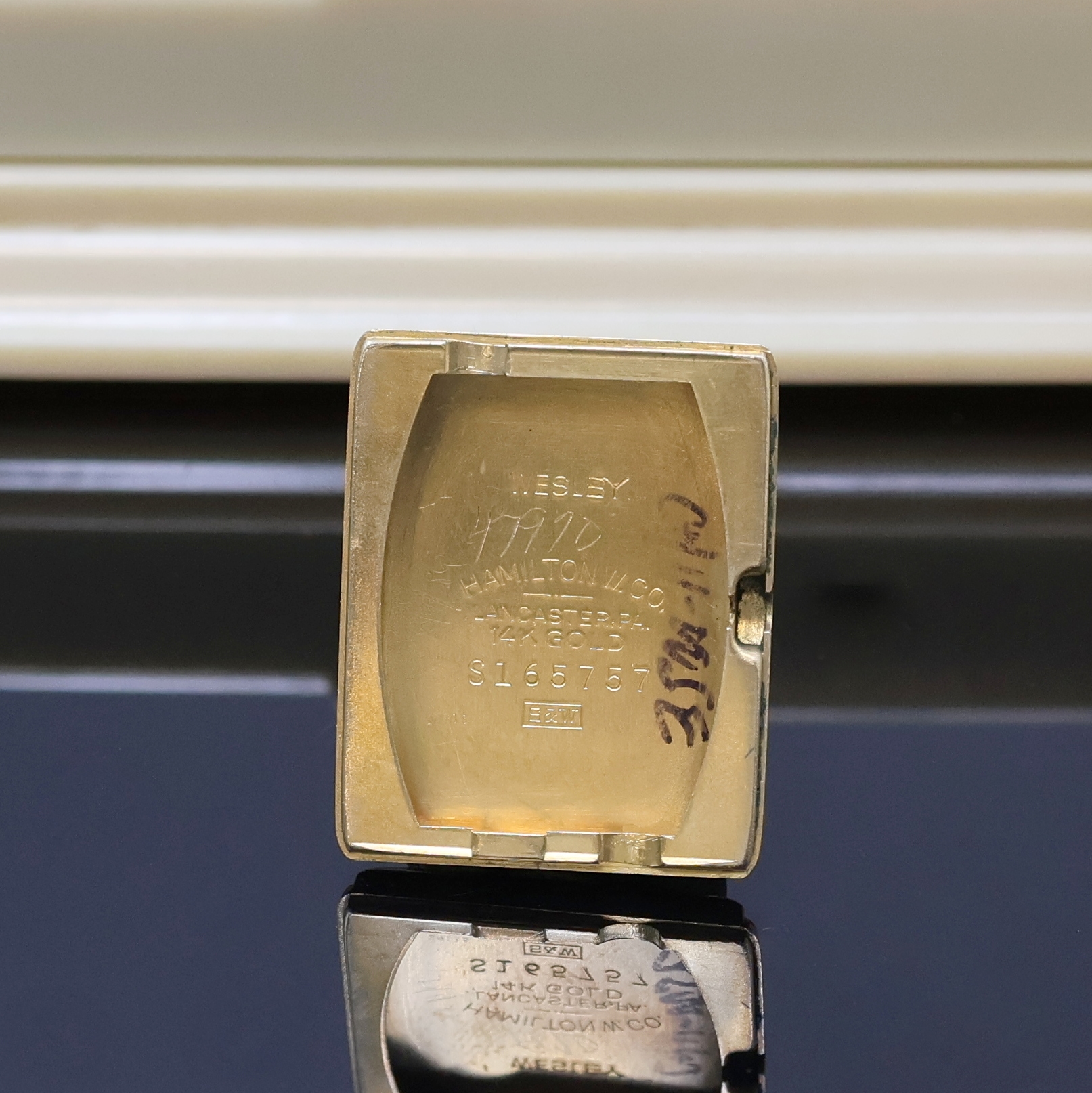 Detail e: HAMILTON Armbanduhr in GG 585/000, USA um 1950, 2-teil., rechteckiges Geh., Boden m. Widmungsgravur aufgedr., schwarzes Zifferbl. rest., gold. ...