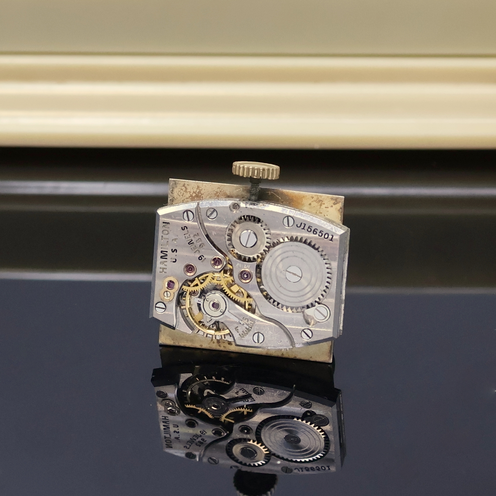 Detail f: HAMILTON Armbanduhr in GG 585/000, USA um 1950, 2-teil., rechteckiges Geh., Boden m. Widmungsgravur aufgedr., schwarzes Zifferbl. rest., gold. ...