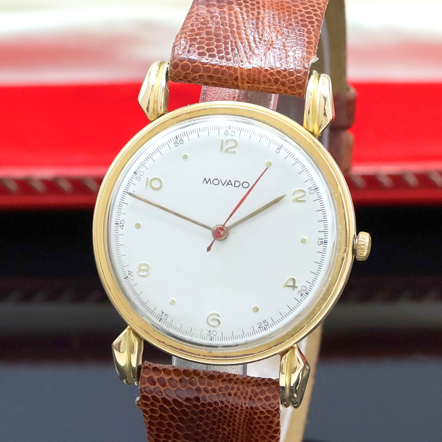 Detail a: MOVADO Armbanduhr in GG 750/000, Schweiz um 1940, Handaufzug, 3-teil. Geh. mit ausgef. Bandanst. rep./dell., Boden und Glasrand aufgedr., silb. ...