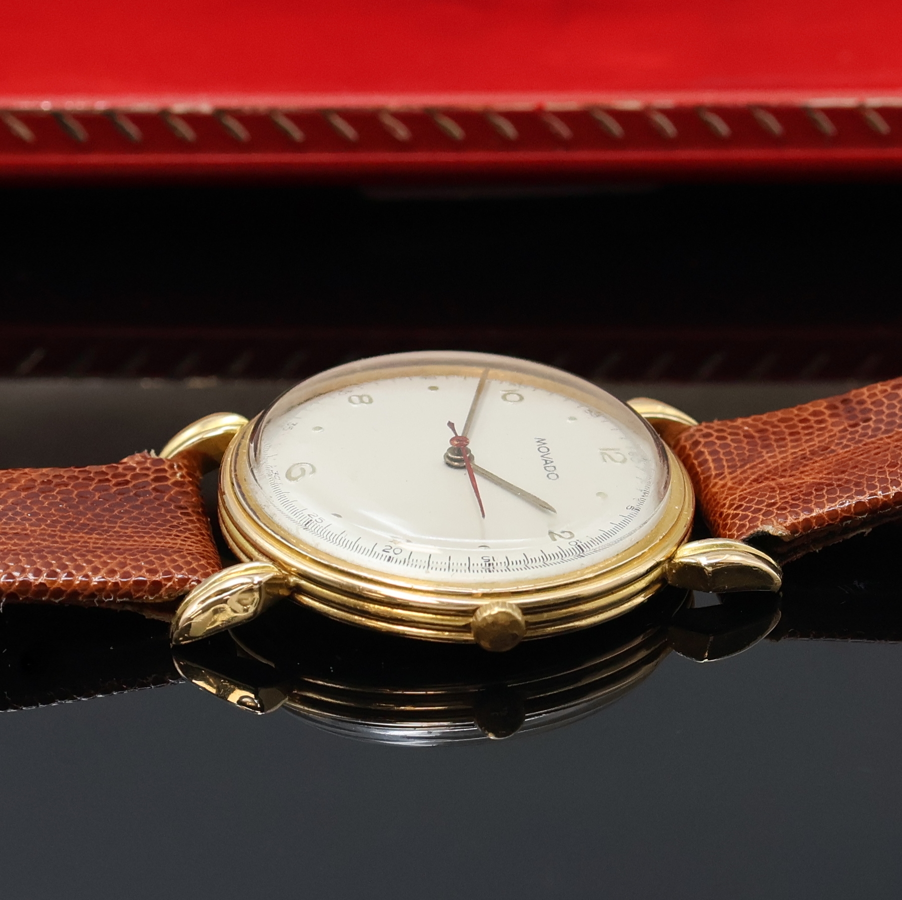 Detail b: MOVADO Armbanduhr in GG 750/000, Schweiz um 1940, Handaufzug, 3-teil. Geh. mit ausgef. Bandanst. rep./dell., Boden und Glasrand aufgedr., silb. ...