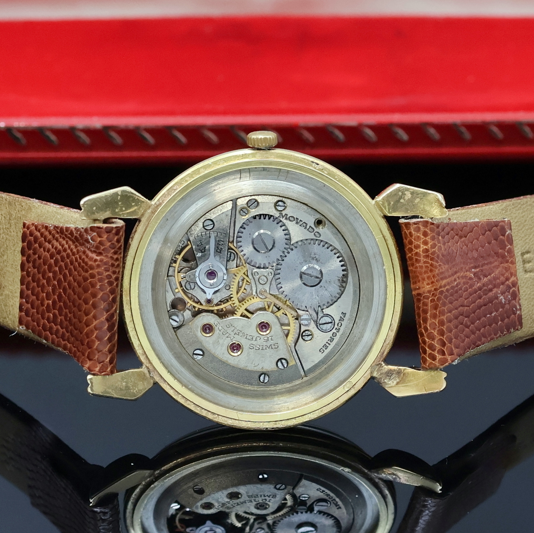 Detail d: MOVADO Armbanduhr in GG 750/000, Schweiz um 1940, Handaufzug, 3-teil. Geh. mit ausgef. Bandanst. rep./dell., Boden und Glasrand aufgedr., silb. ...