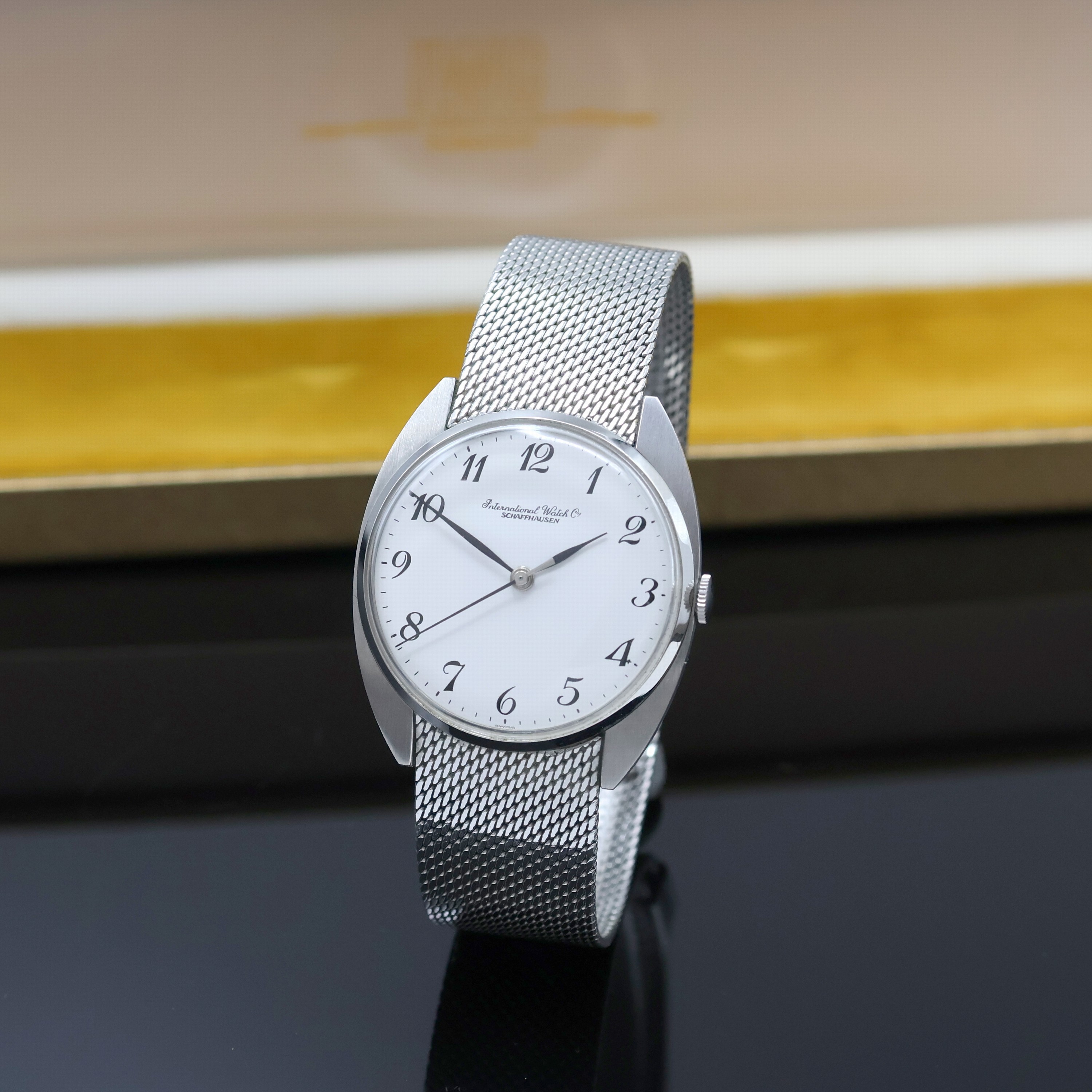 Image 27059054 - IWC Herrenarmbanduhr in Stahl am angesetzten original Milanaiseband, Schweiz um 1970, 3- ...