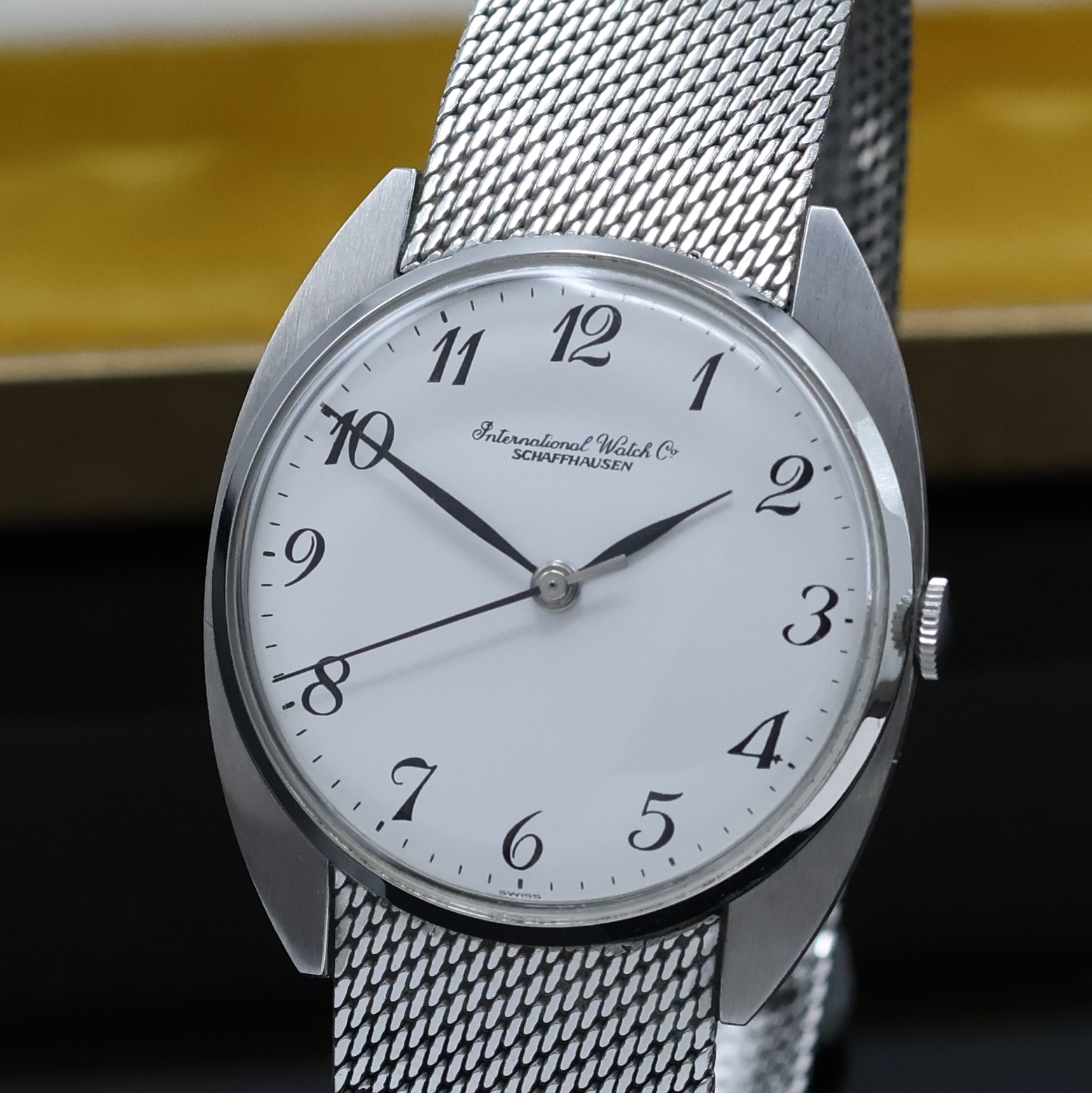 Detail a: IWC Herrenarmbanduhr in Stahl am angesetzten original Milanaiseband, Schweiz um 1970, 3- teil. Geh., Boden und Glasrand aufgedr., weißes Zifferbl. ...