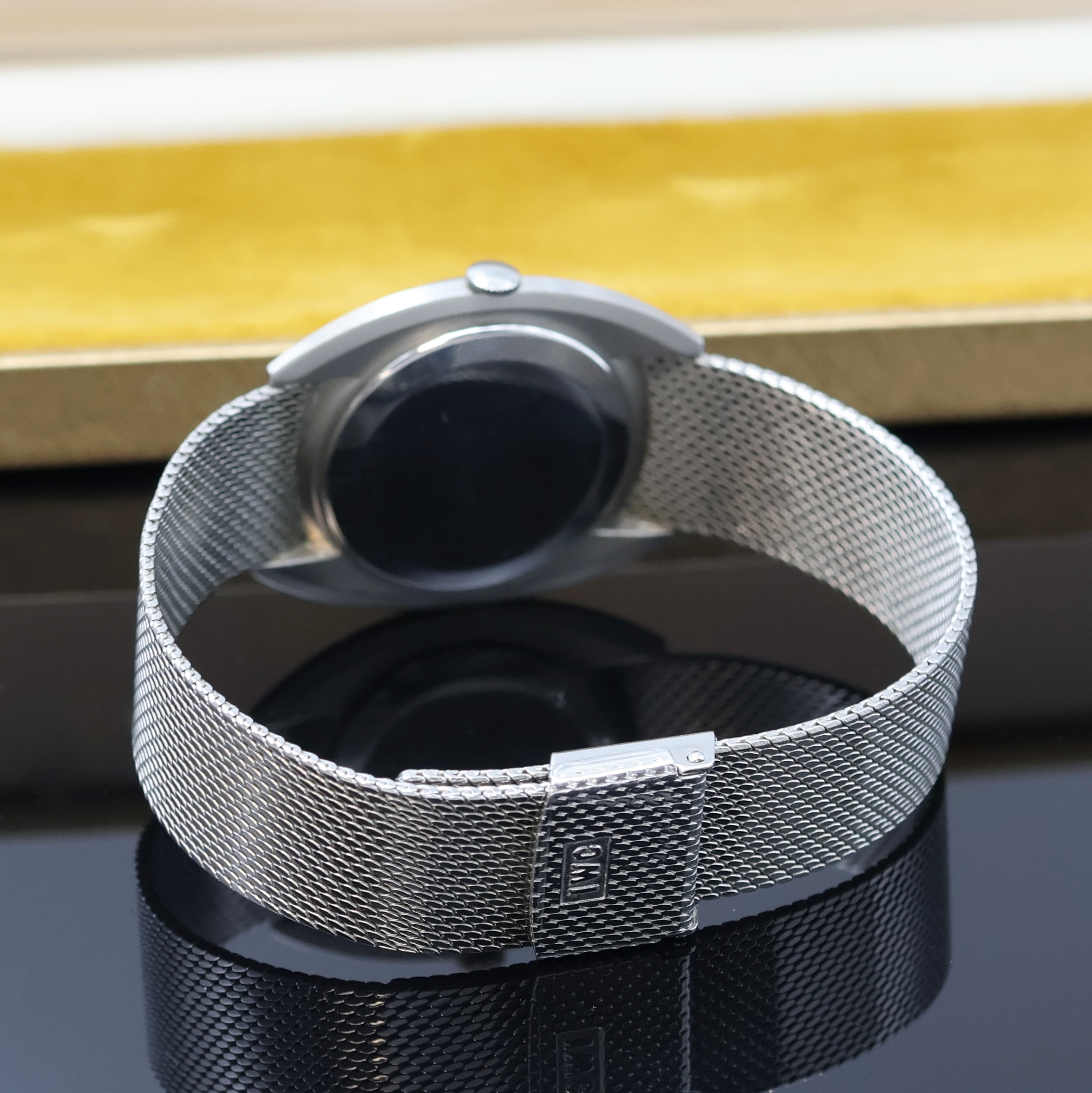 Detail b: IWC Herrenarmbanduhr in Stahl am angesetzten original Milanaiseband, Schweiz um 1970, 3- teil. Geh., Boden und Glasrand aufgedr., weißes Zifferbl. ...