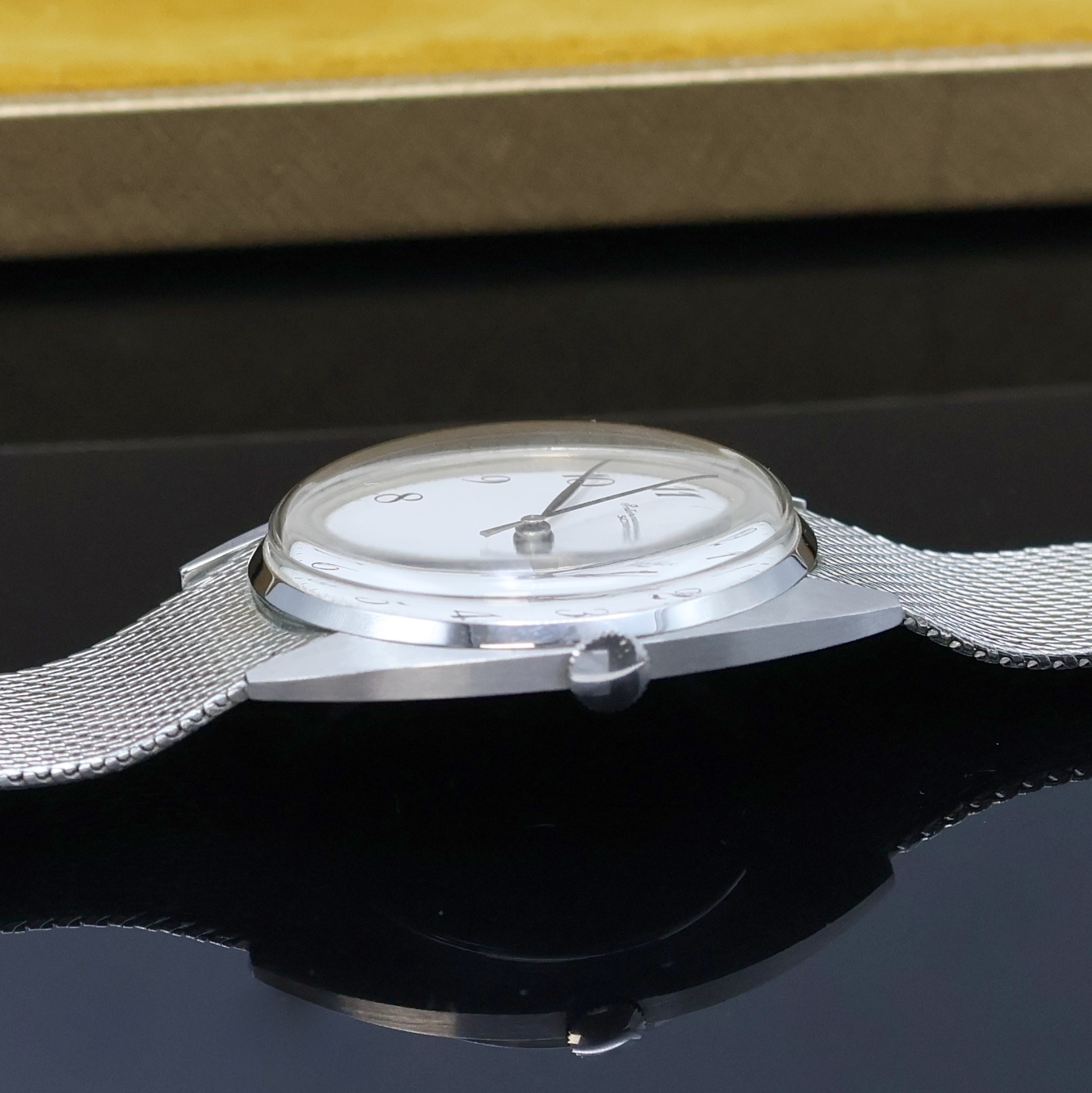 Detail c: IWC Herrenarmbanduhr in Stahl am angesetzten original Milanaiseband, Schweiz um 1970, 3- teil. Geh., Boden und Glasrand aufgedr., weißes Zifferbl. ...