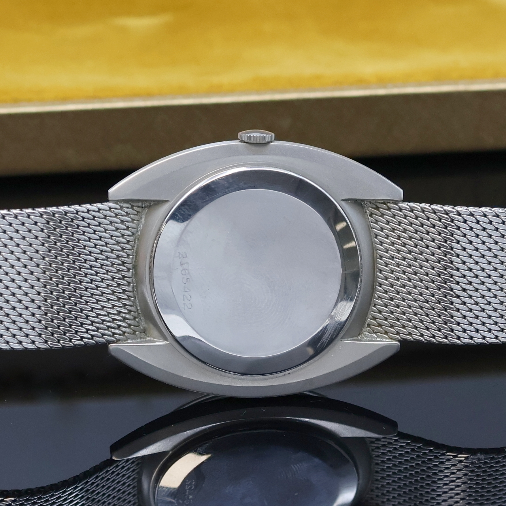 Detail d: IWC Herrenarmbanduhr in Stahl am angesetzten original Milanaiseband, Schweiz um 1970, 3- teil. Geh., Boden und Glasrand aufgedr., weißes Zifferbl. ...