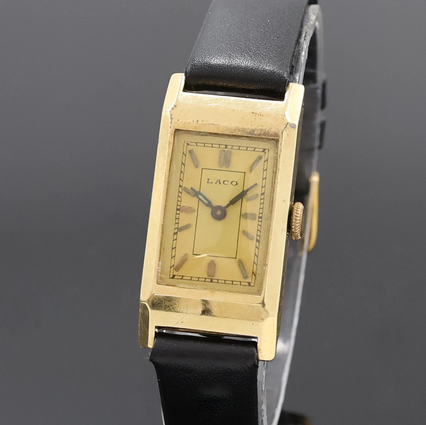 Detail a: LACO rechteckige Armbanduhr in GG 585/000, Deutschland um 1935, Handaufzug, 2-teil. Scharniergeh., gold. Duoton-Zifferbl., gebl. Zeiger, silb. Werk ...