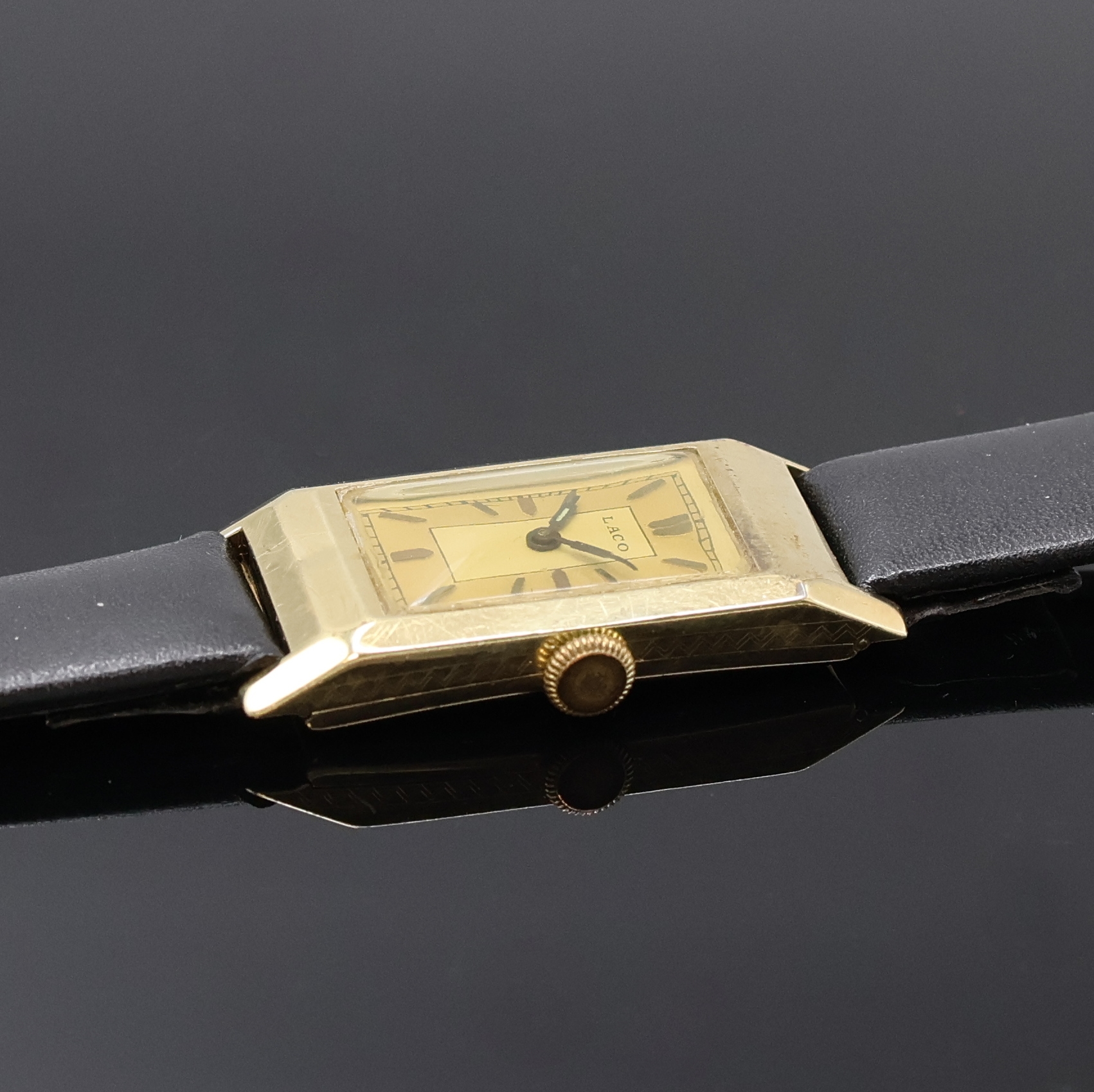 Detail b: LACO rechteckige Armbanduhr in GG 585/000, Deutschland um 1935, Handaufzug, 2-teil. Scharniergeh., gold. Duoton-Zifferbl., gebl. Zeiger, silb. Werk ...
