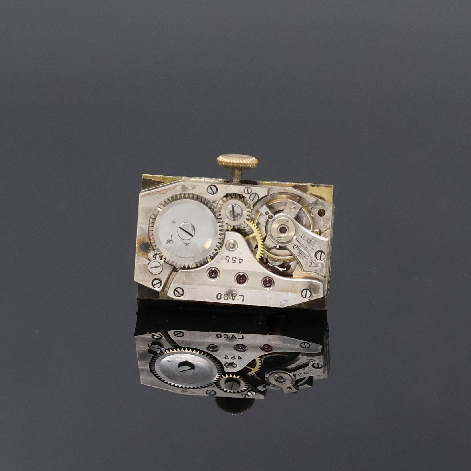 Detail d: LACO rechteckige Armbanduhr in GG 585/000, Deutschland um 1935, Handaufzug, 2-teil. Scharniergeh., gold. Duoton-Zifferbl., gebl. Zeiger, silb. Werk ...