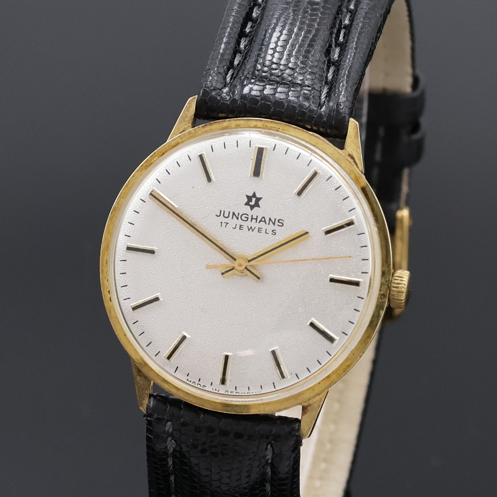 Detail a: JUNGHANS Herrenarmbanduhr in GG 585/000, Deutschland um 1965, Handaufzug, 2-teil. Geh., Boden aufgedr., silb. Zifferbl., gold. Indizes und Zeiger, ...
