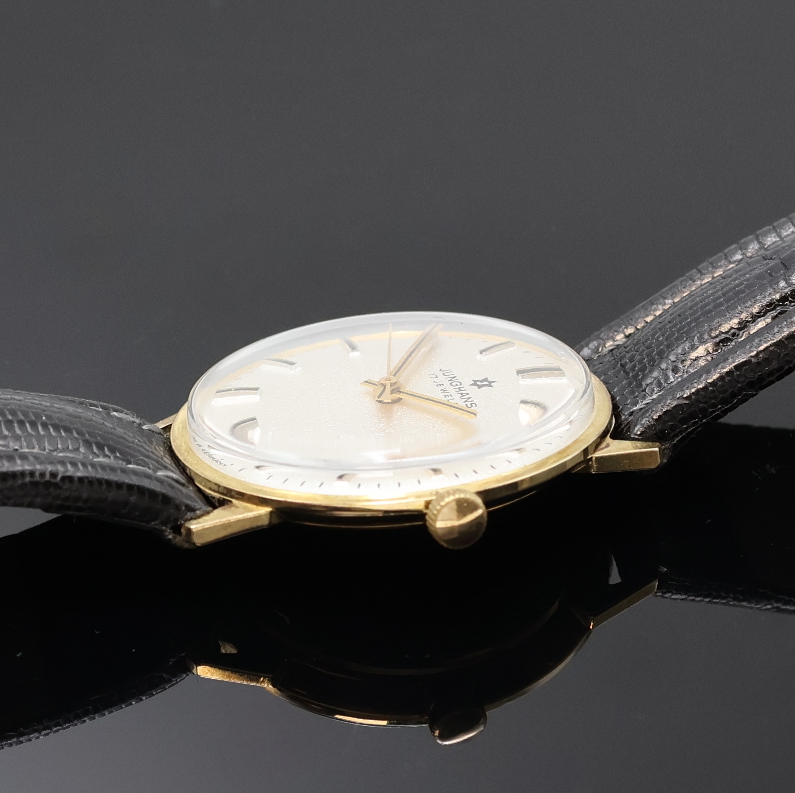 Detail b: JUNGHANS Herrenarmbanduhr in GG 585/000, Deutschland um 1965, Handaufzug, 2-teil. Geh., Boden aufgedr., silb. Zifferbl., gold. Indizes und Zeiger, ...