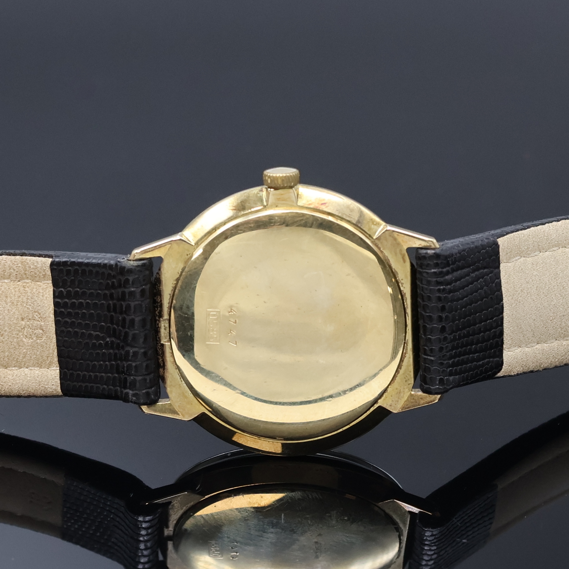 Detail c: JUNGHANS Herrenarmbanduhr in GG 585/000, Deutschland um 1965, Handaufzug, 2-teil. Geh., Boden aufgedr., silb. Zifferbl., gold. Indizes und Zeiger, ...