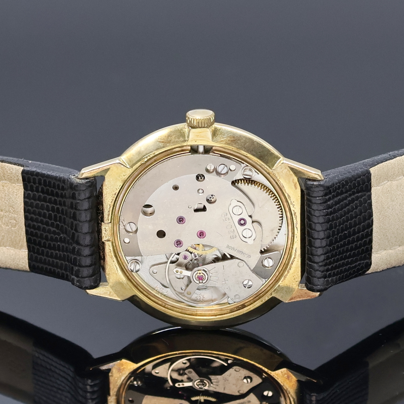 Detail d: JUNGHANS Herrenarmbanduhr in GG 585/000, Deutschland um 1965, Handaufzug, 2-teil. Geh., Boden aufgedr., silb. Zifferbl., gold. Indizes und Zeiger, ...