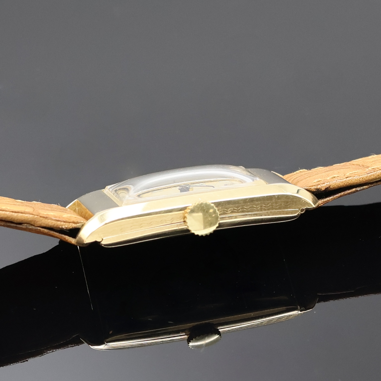 Detail b: LACO rechteckige Armbanduhr in GG 585/000, Deutschland um 1940, Handaufzug, 2-teil. Scharniergeh., gold. Duoton-Zifferbl. m. arab. Leuchtzahlen, ...