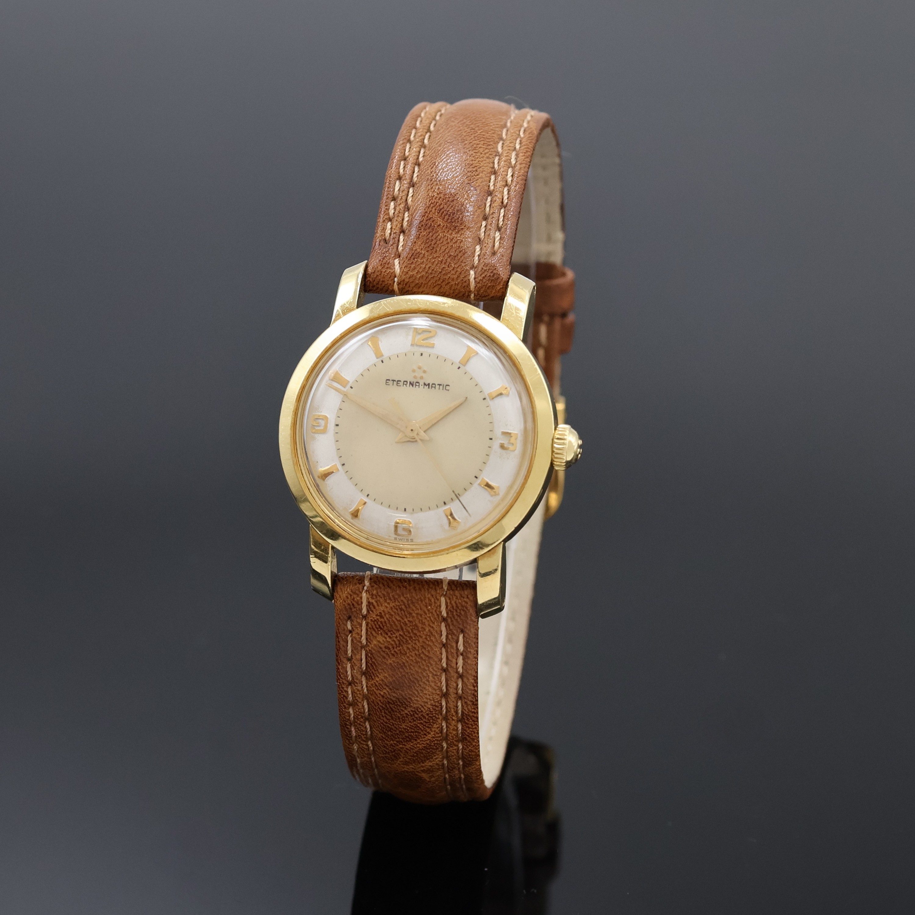 ETERNA MATIC Herrenarmbanduhr in GG 585/000, Schweiz um 1950, Automatik, 2-teil. Geh., Boden verschr., silb. Duoton-Zifferbl., gold. Indizes und ...