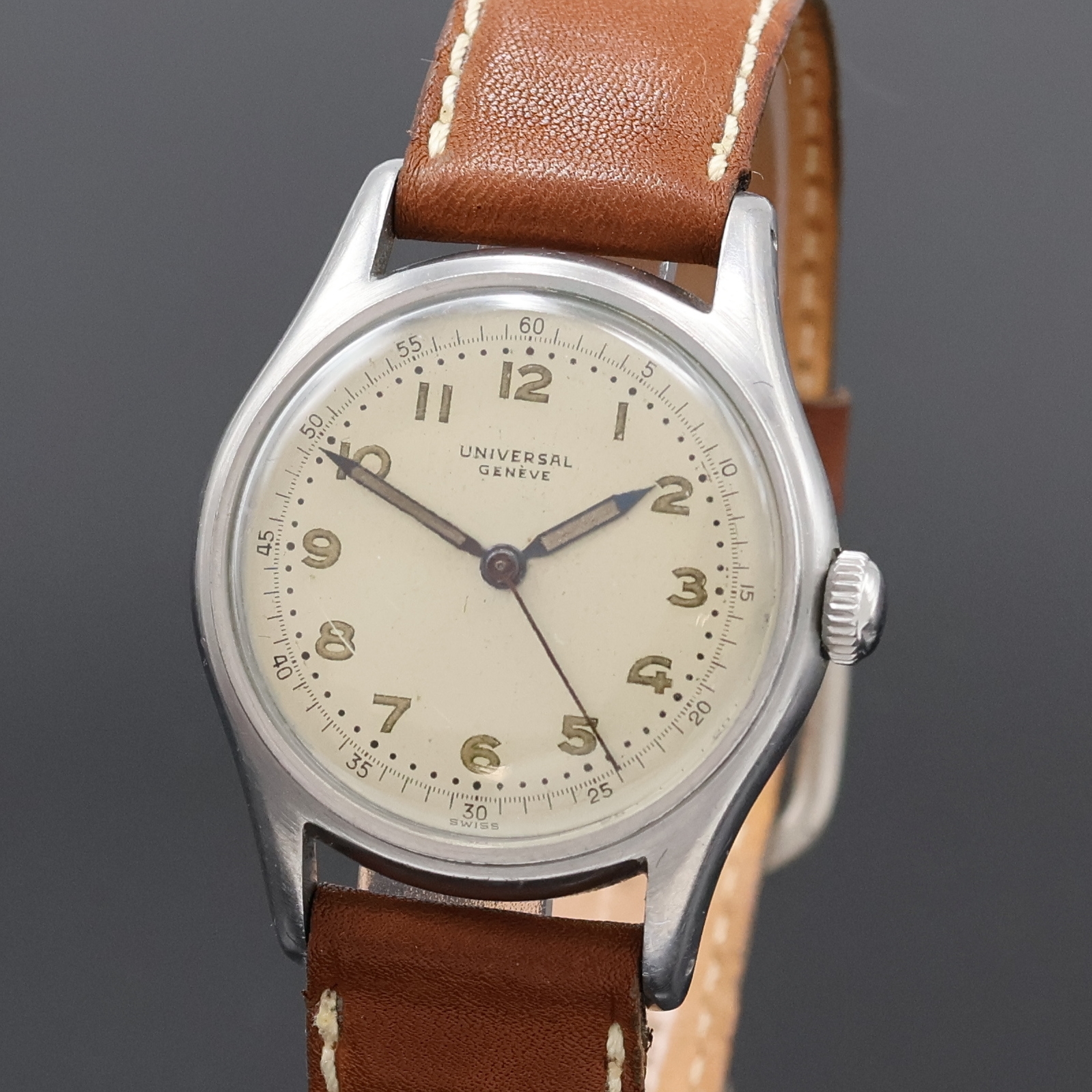 Detail a: UNIVERSAL GENEVE Armbanduhr in Stahl, Schweiz um 1940, Handaufzug, 2-teil. Geh., Boden verschr., silb. Zifferbl. m. arab. Leuchtzahlen pat., gebl. ...