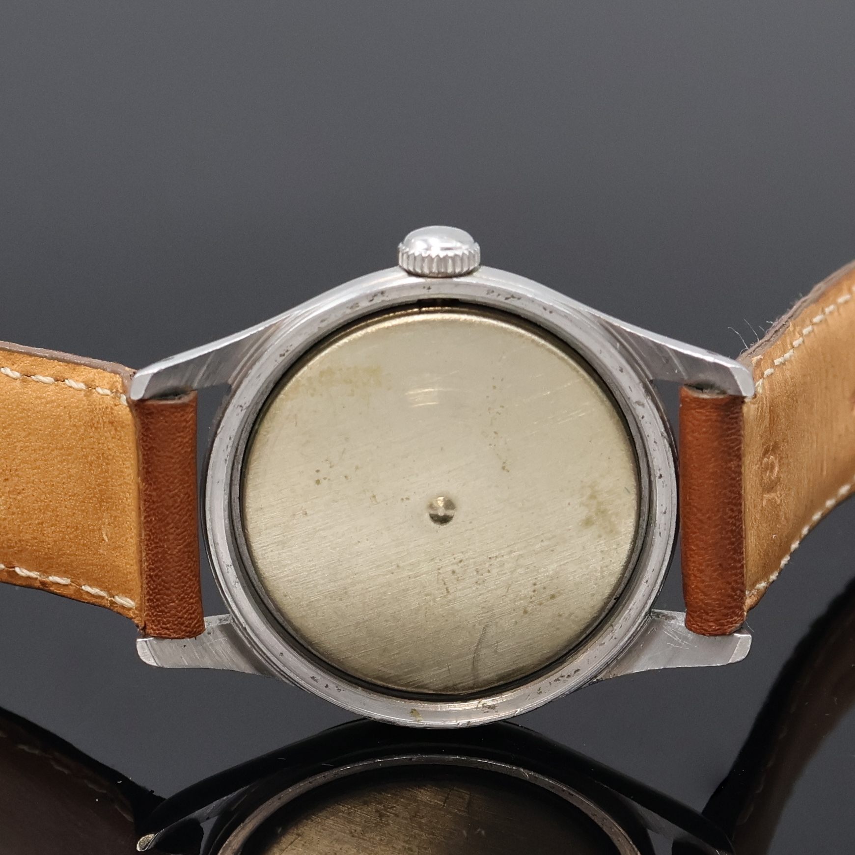 Detail d: UNIVERSAL GENEVE Armbanduhr in Stahl, Schweiz um 1940, Handaufzug, 2-teil. Geh., Boden verschr., silb. Zifferbl. m. arab. Leuchtzahlen pat., gebl. ...