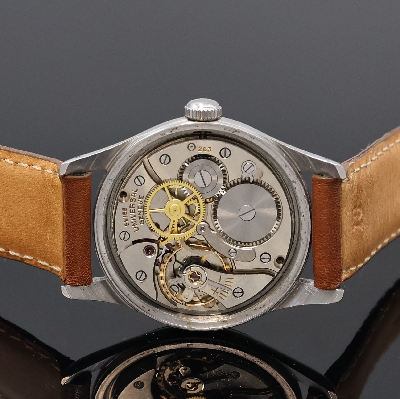 Detail e: UNIVERSAL GENEVE Armbanduhr in Stahl, Schweiz um 1940, Handaufzug, 2-teil. Geh., Boden verschr., silb. Zifferbl. m. arab. Leuchtzahlen pat., gebl. ...