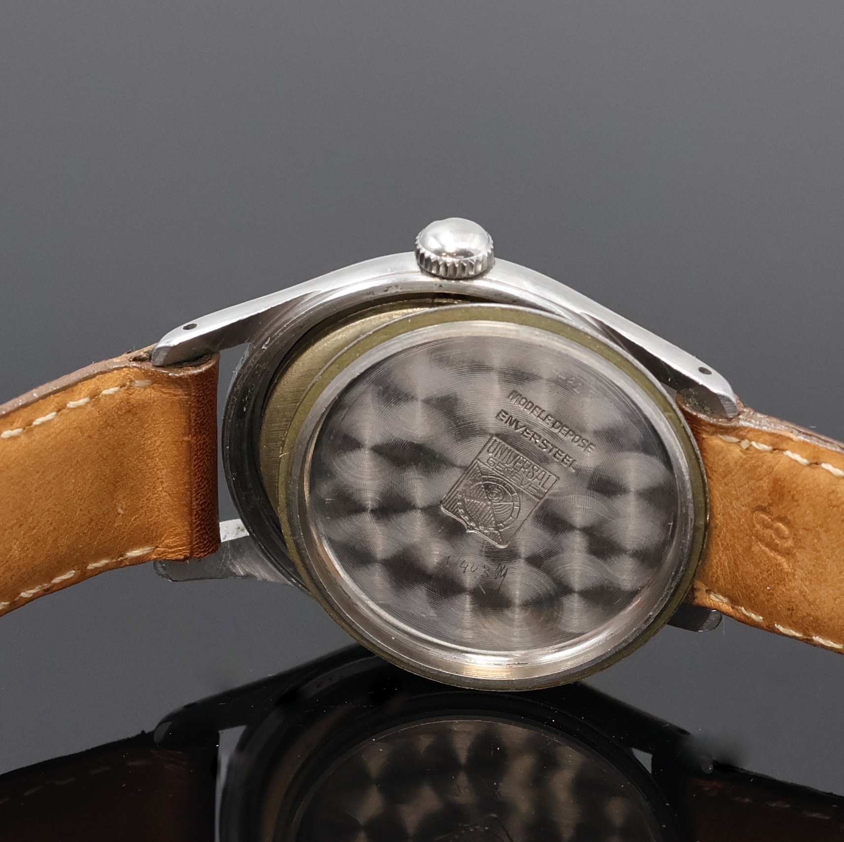 Detail f: UNIVERSAL GENEVE Armbanduhr in Stahl, Schweiz um 1940, Handaufzug, 2-teil. Geh., Boden verschr., silb. Zifferbl. m. arab. Leuchtzahlen pat., gebl. ...