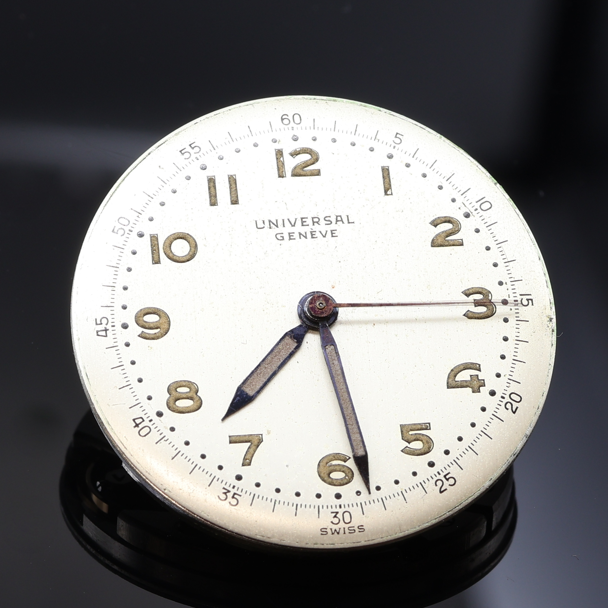 Detail g: UNIVERSAL GENEVE Armbanduhr in Stahl, Schweiz um 1940, Handaufzug, 2-teil. Geh., Boden verschr., silb. Zifferbl. m. arab. Leuchtzahlen pat., gebl. ...