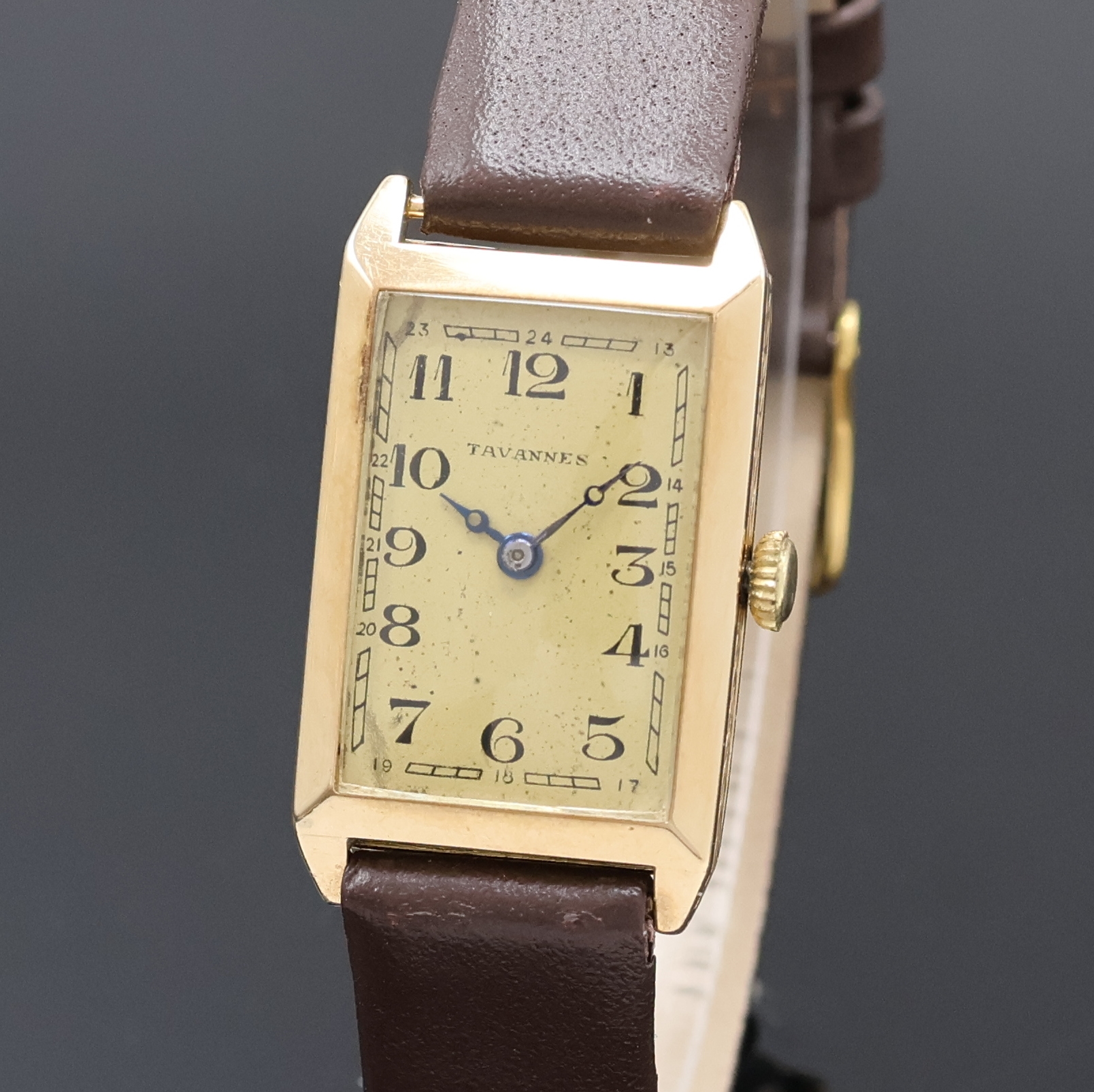 Detail a: TAVANNES rechteckige Armbanduhr in GG 585/000, Schweiz um 1930, Handaufzug, 2- teil. Scharniergeh., floral grav. Rand, gold. Zifferbl. m. arab. ...