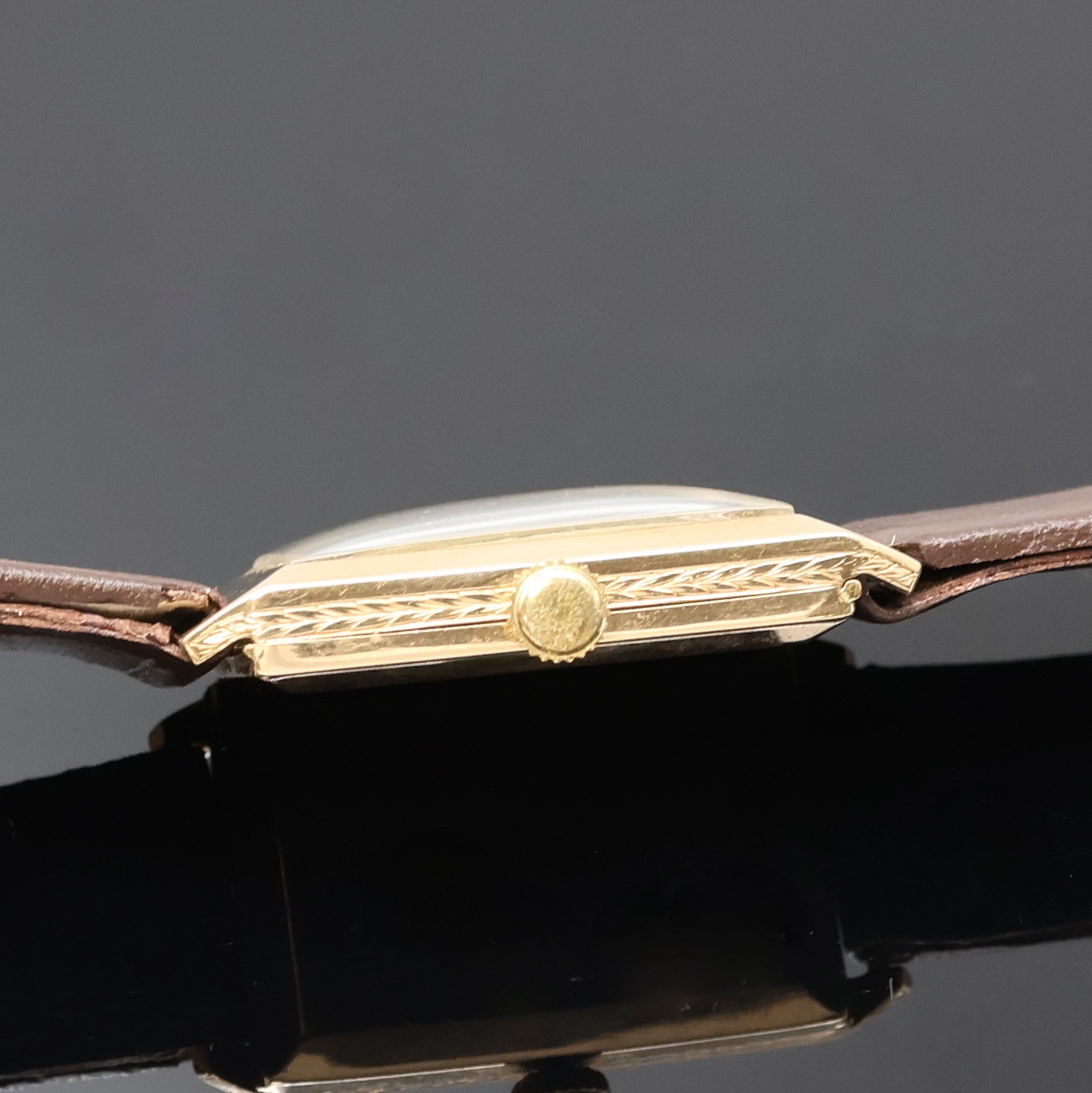 Detail b: TAVANNES rechteckige Armbanduhr in GG 585/000, Schweiz um 1930, Handaufzug, 2- teil. Scharniergeh., floral grav. Rand, gold. Zifferbl. m. arab. ...