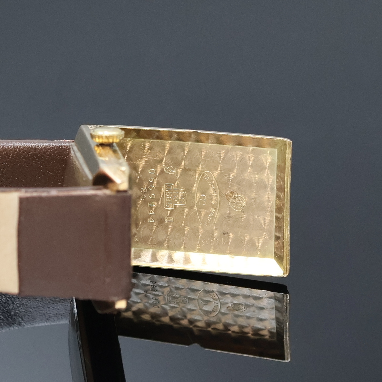 Detail d: TAVANNES rechteckige Armbanduhr in GG 585/000, Schweiz um 1930, Handaufzug, 2- teil. Scharniergeh., floral grav. Rand, gold. Zifferbl. m. arab. ...