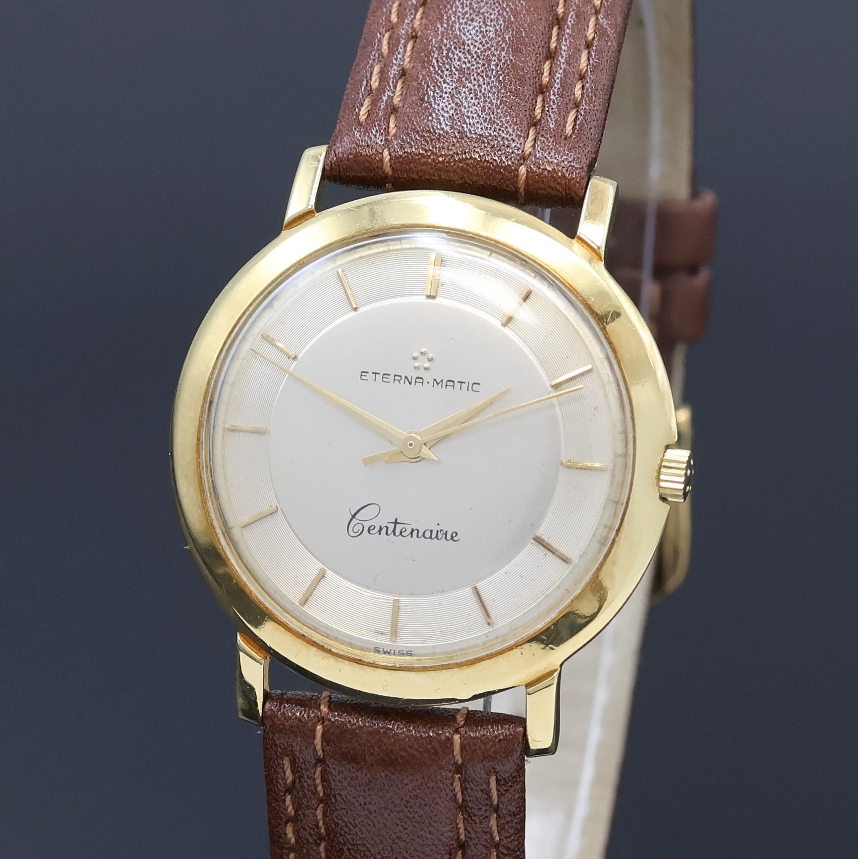 Detail a: ETERNA MATIC Centenaire Herrenarmbanduhr in GG 585/000, Schweiz um 1960, Automatik, 2- teil. Geh., Boden aufgedr., am Rand radial guill., silb. ...