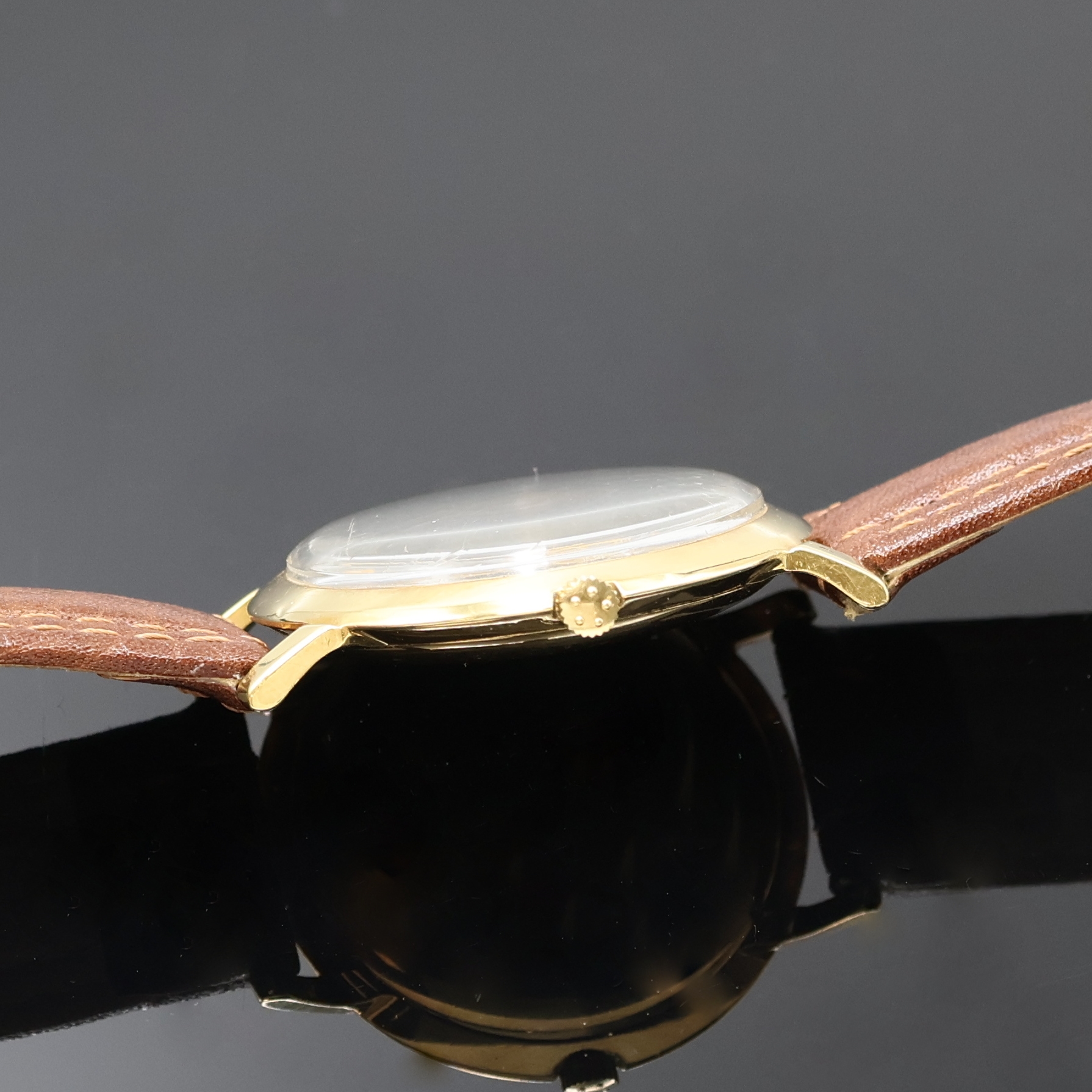 Detail b: ETERNA MATIC Centenaire Herrenarmbanduhr in GG 585/000, Schweiz um 1960, Automatik, 2- teil. Geh., Boden aufgedr., am Rand radial guill., silb. ...