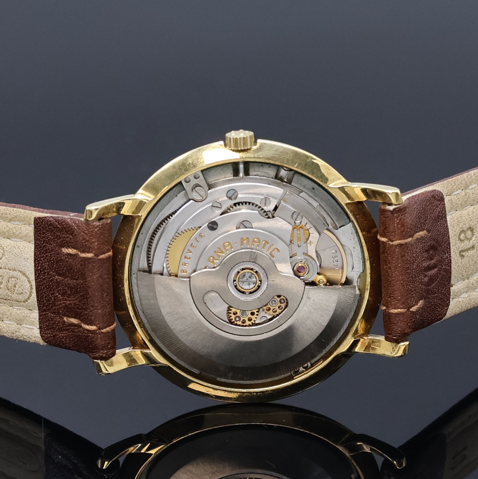 Detail d: ETERNA MATIC Centenaire Herrenarmbanduhr in GG 585/000, Schweiz um 1960, Automatik, 2- teil. Geh., Boden aufgedr., am Rand radial guill., silb. ...