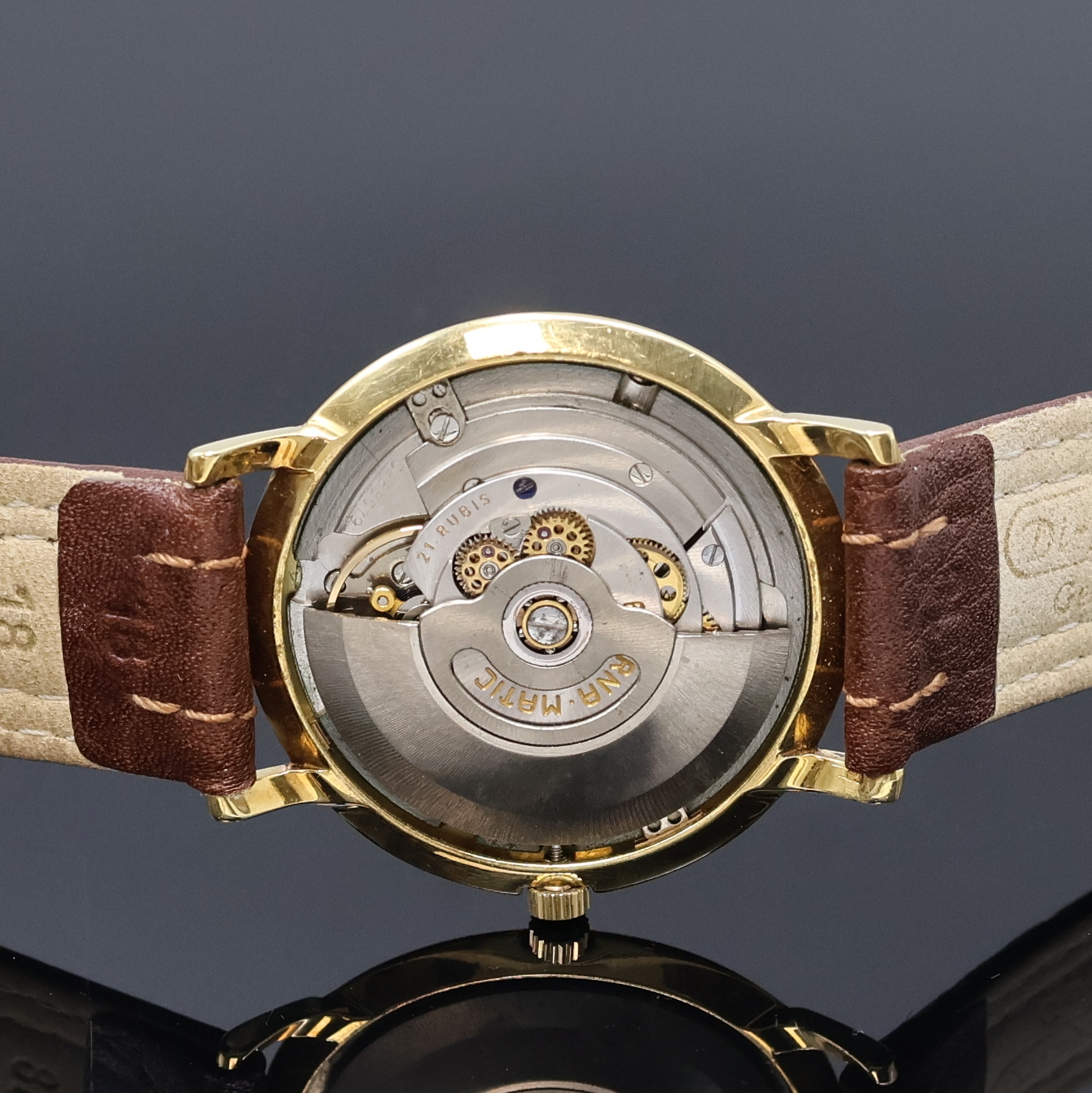 Detail e: ETERNA MATIC Centenaire Herrenarmbanduhr in GG 585/000, Schweiz um 1960, Automatik, 2- teil. Geh., Boden aufgedr., am Rand radial guill., silb. ...