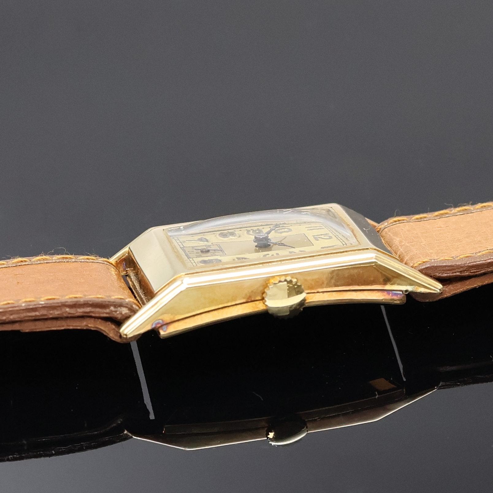 Detail b: HFB rechteckige Armbanduhr in GG 585/000, Deutschland um 1938, Handaufzug, 2-teil. Scharniergeh., gold. Duoton-Zifferbl. pat., gebl. Kathedralzeiger, ...