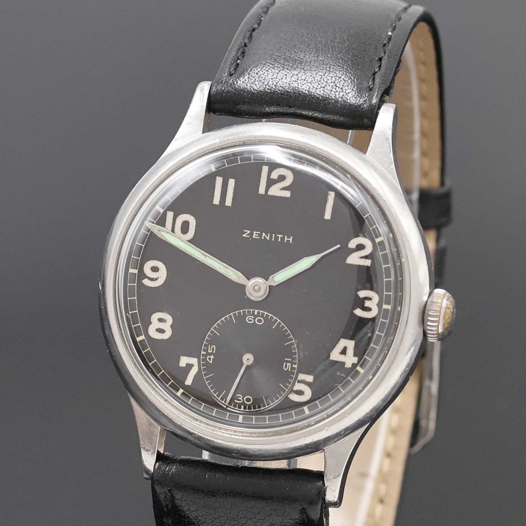 Detail a: ZENITH Herrenarmbanduhr des Deutschen Heeres in Stahl, Schweiz um 1940, Handaufzug, 2- teil. Geh., Boden verschr., schwarzes Glanzzifferblatt m. ...