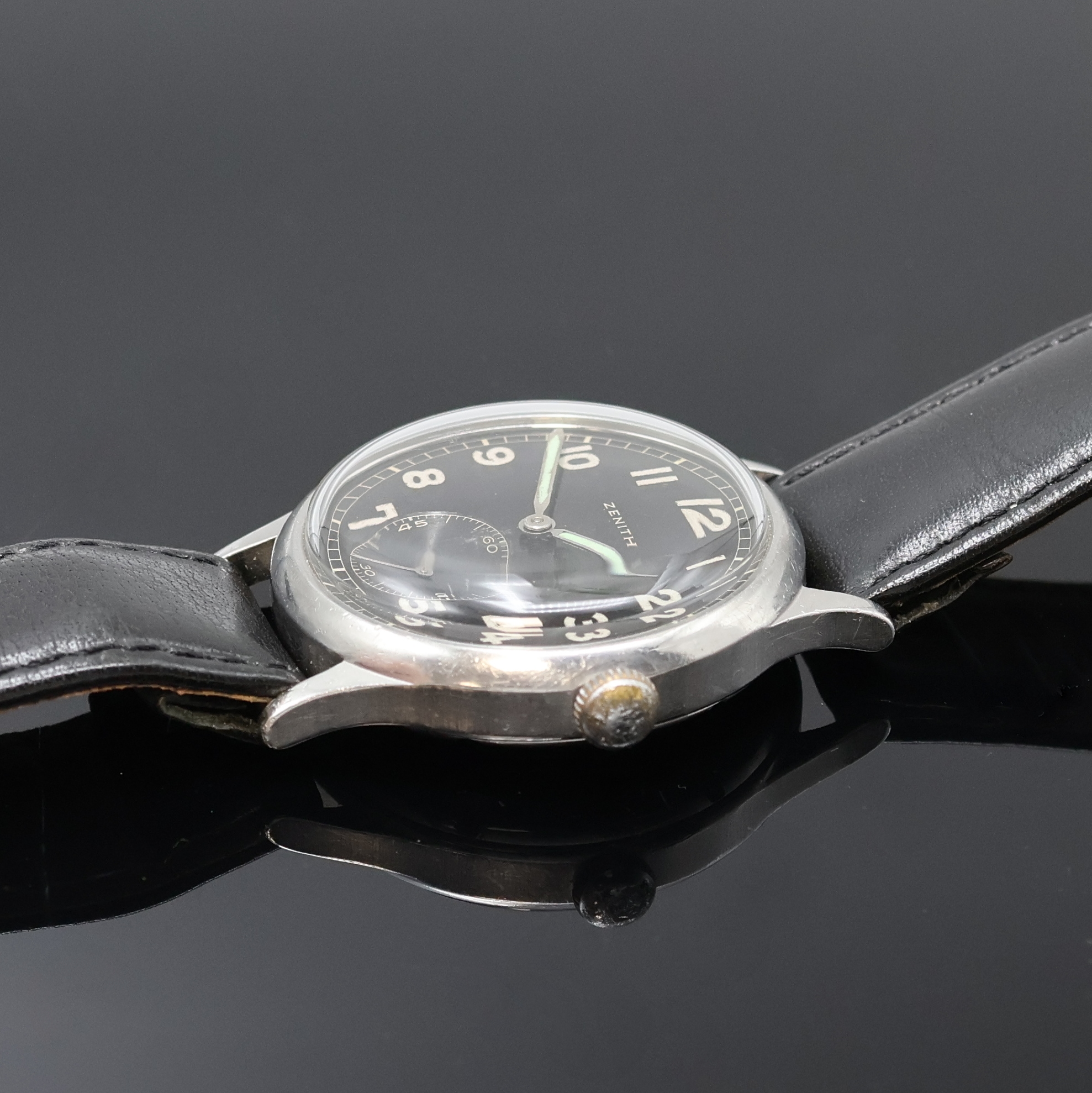 Detail b: ZENITH Herrenarmbanduhr des Deutschen Heeres in Stahl, Schweiz um 1940, Handaufzug, 2- teil. Geh., Boden verschr., schwarzes Glanzzifferblatt m. ...
