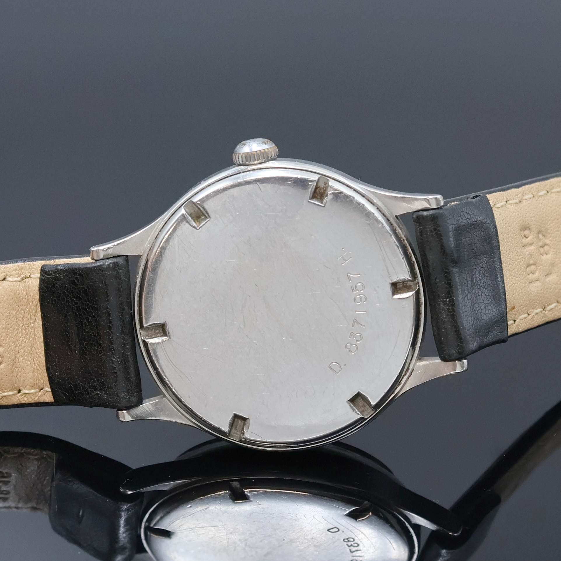 Detail c: ZENITH Herrenarmbanduhr des Deutschen Heeres in Stahl, Schweiz um 1940, Handaufzug, 2- teil. Geh., Boden verschr., schwarzes Glanzzifferblatt m. ...