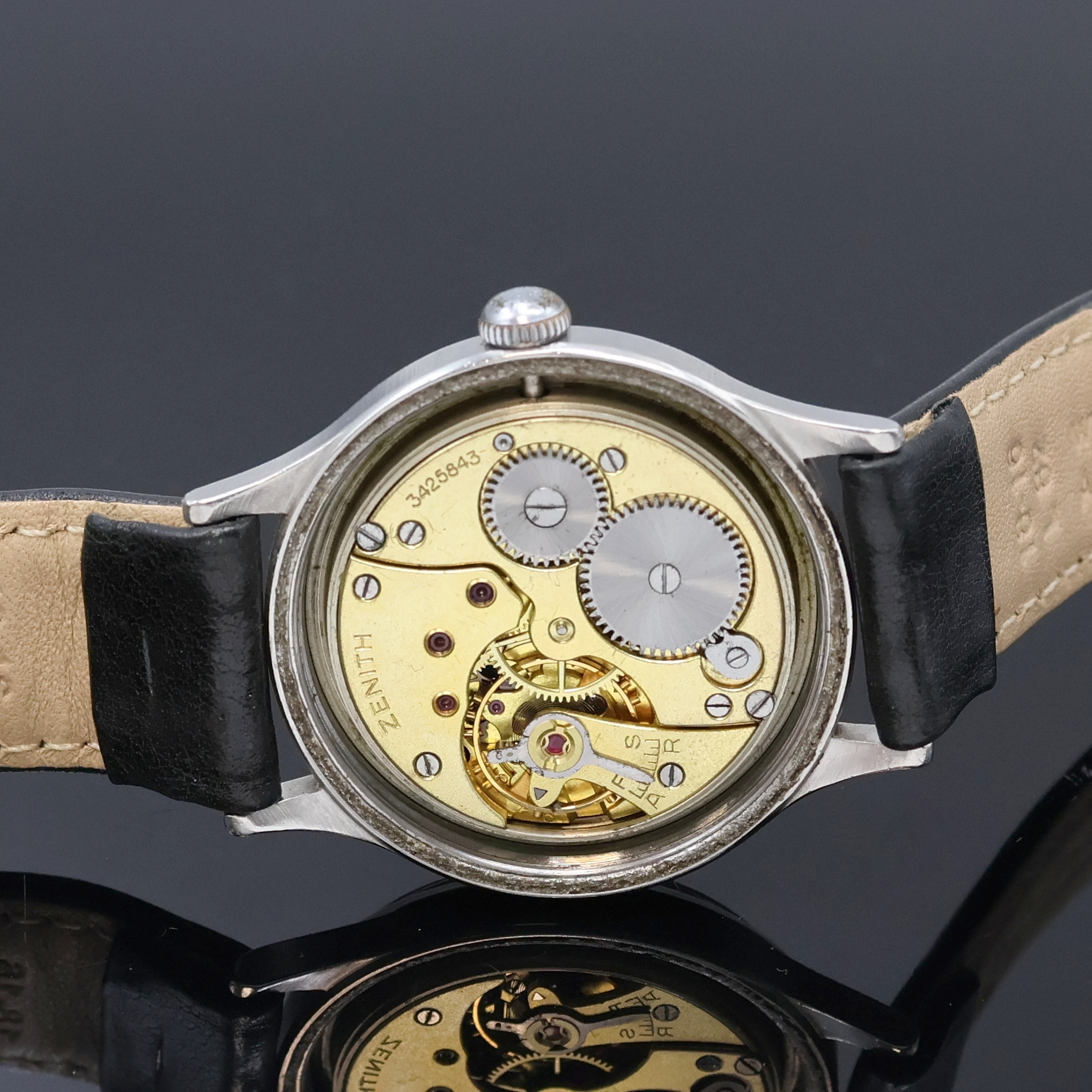 Detail e: ZENITH Herrenarmbanduhr des Deutschen Heeres in Stahl, Schweiz um 1940, Handaufzug, 2- teil. Geh., Boden verschr., schwarzes Glanzzifferblatt m. ...
